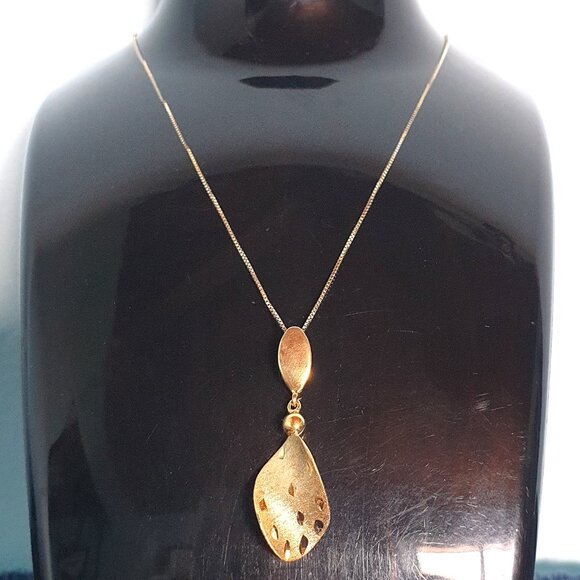 Gold Plated 925 Sterling Silver Simple Curved Leaf Pendant Necklace - Picture 4 of 9